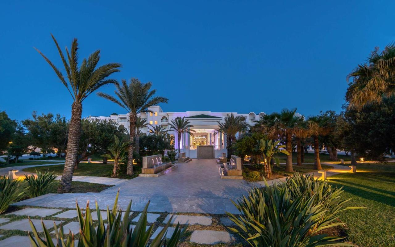 Radisson Blu Resort & Thalasso Hammamet Eksteriør billede The hotel at night