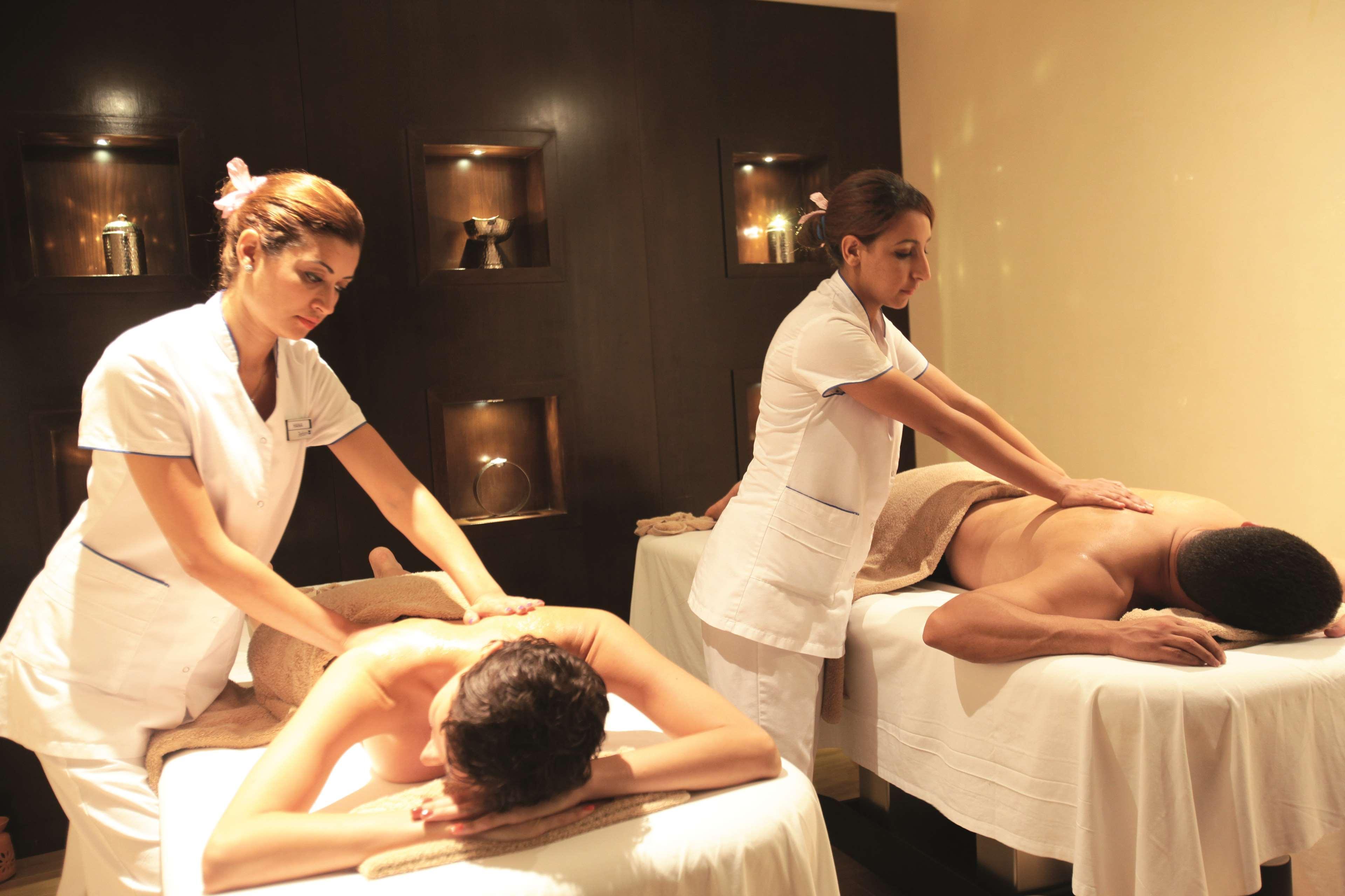 Radisson Blu Resort & Thalasso Hammamet Eksteriør billede Massage therapists at work