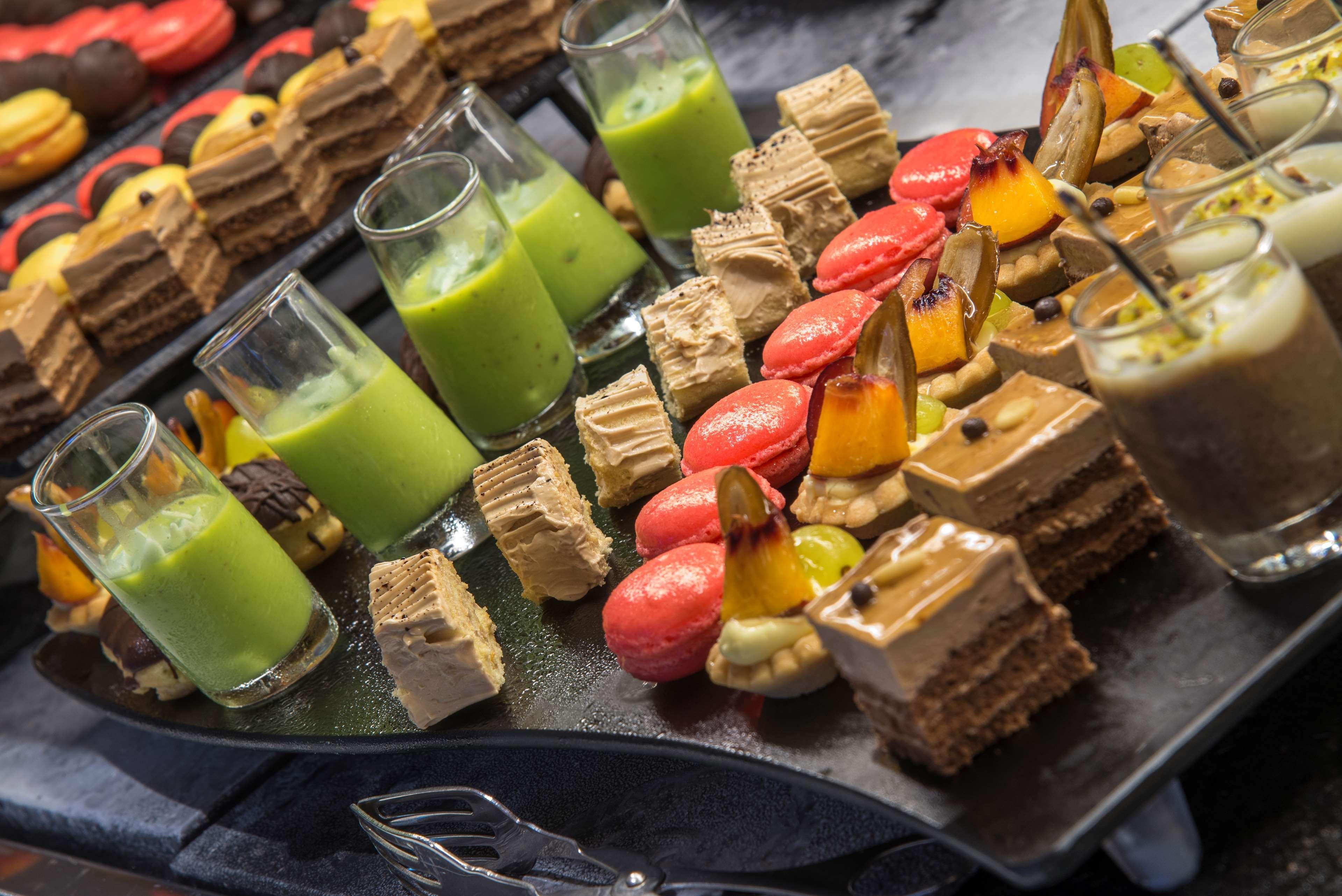 Radisson Blu Resort & Thalasso Hammamet Eksteriør billede A selection of desserts