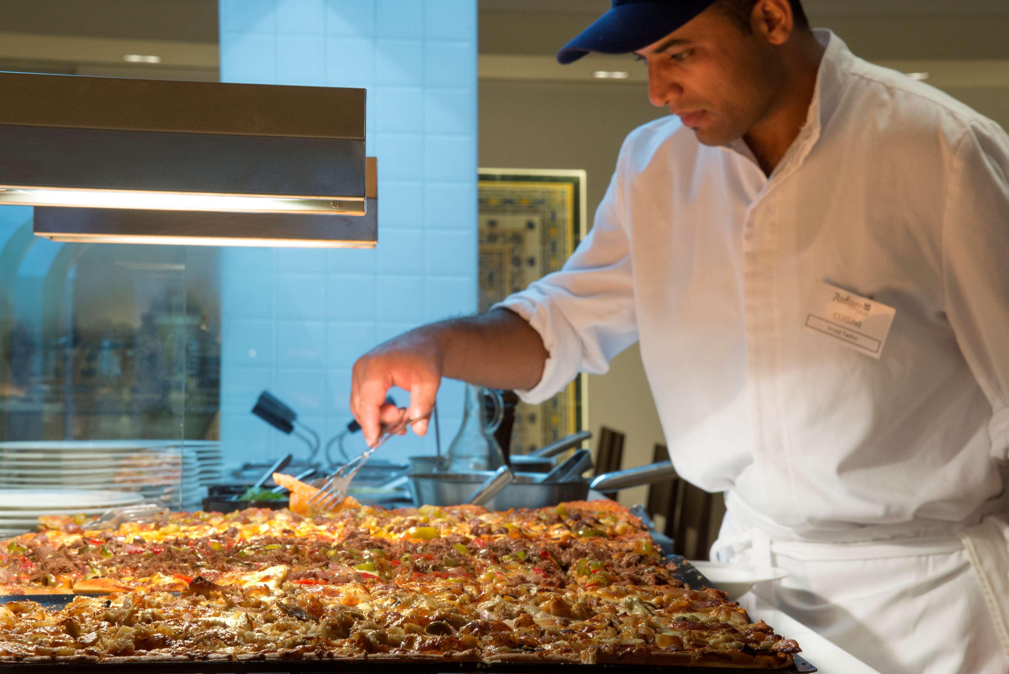 Radisson Blu Resort & Thalasso Hammamet Eksteriør billede A chef preparing food at a buffet