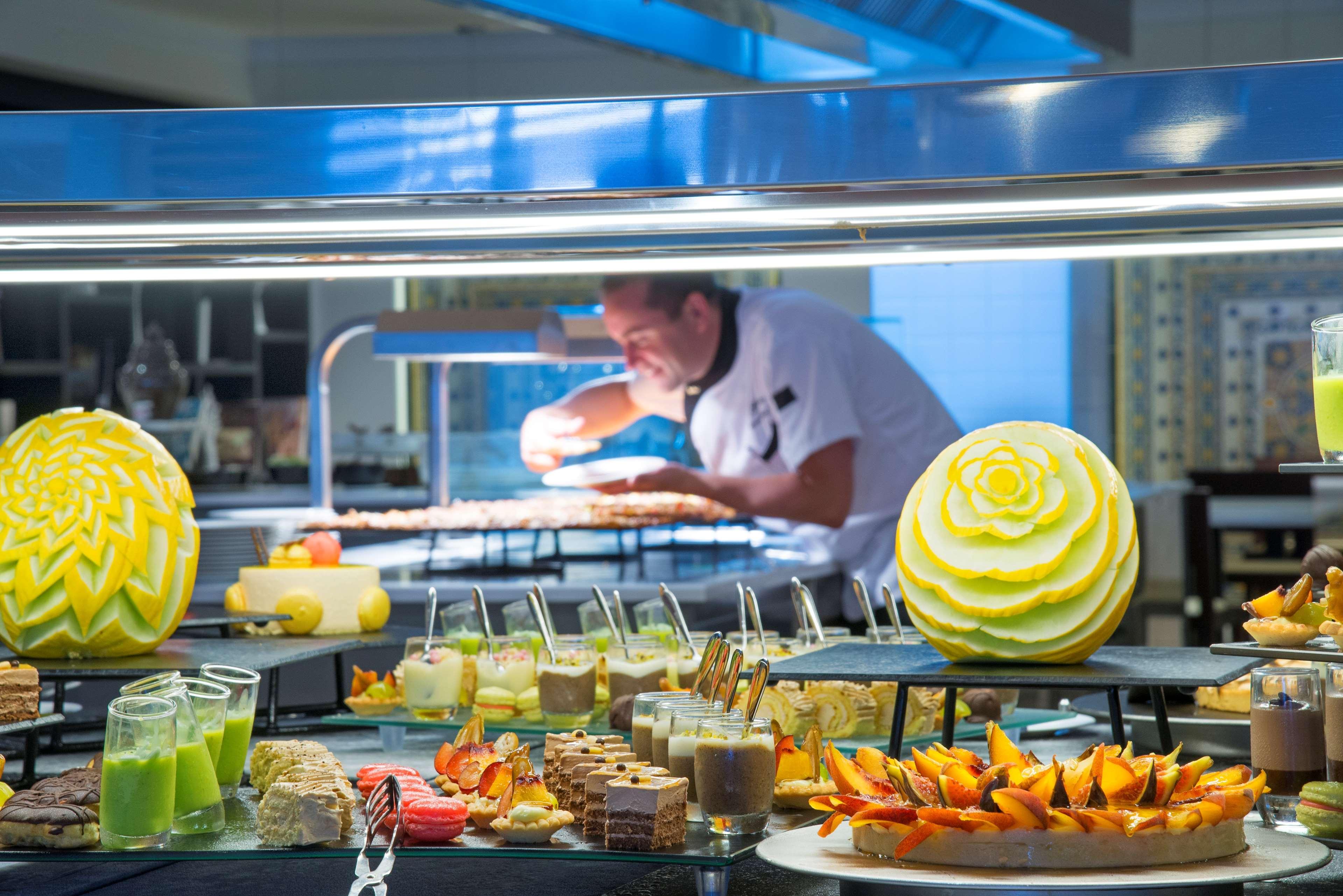 Radisson Blu Resort & Thalasso Hammamet Eksteriør billede A buffet at a hotel