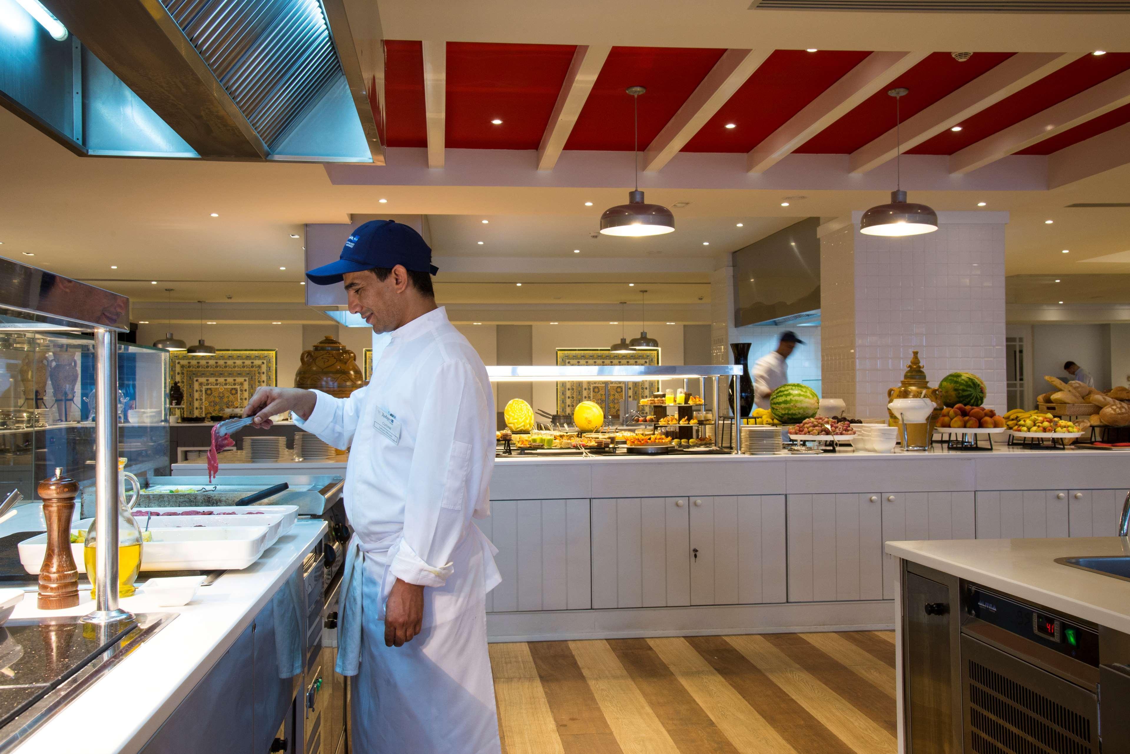 Radisson Blu Resort & Thalasso Hammamet Eksteriør billede A cook working in a hotel kitchen